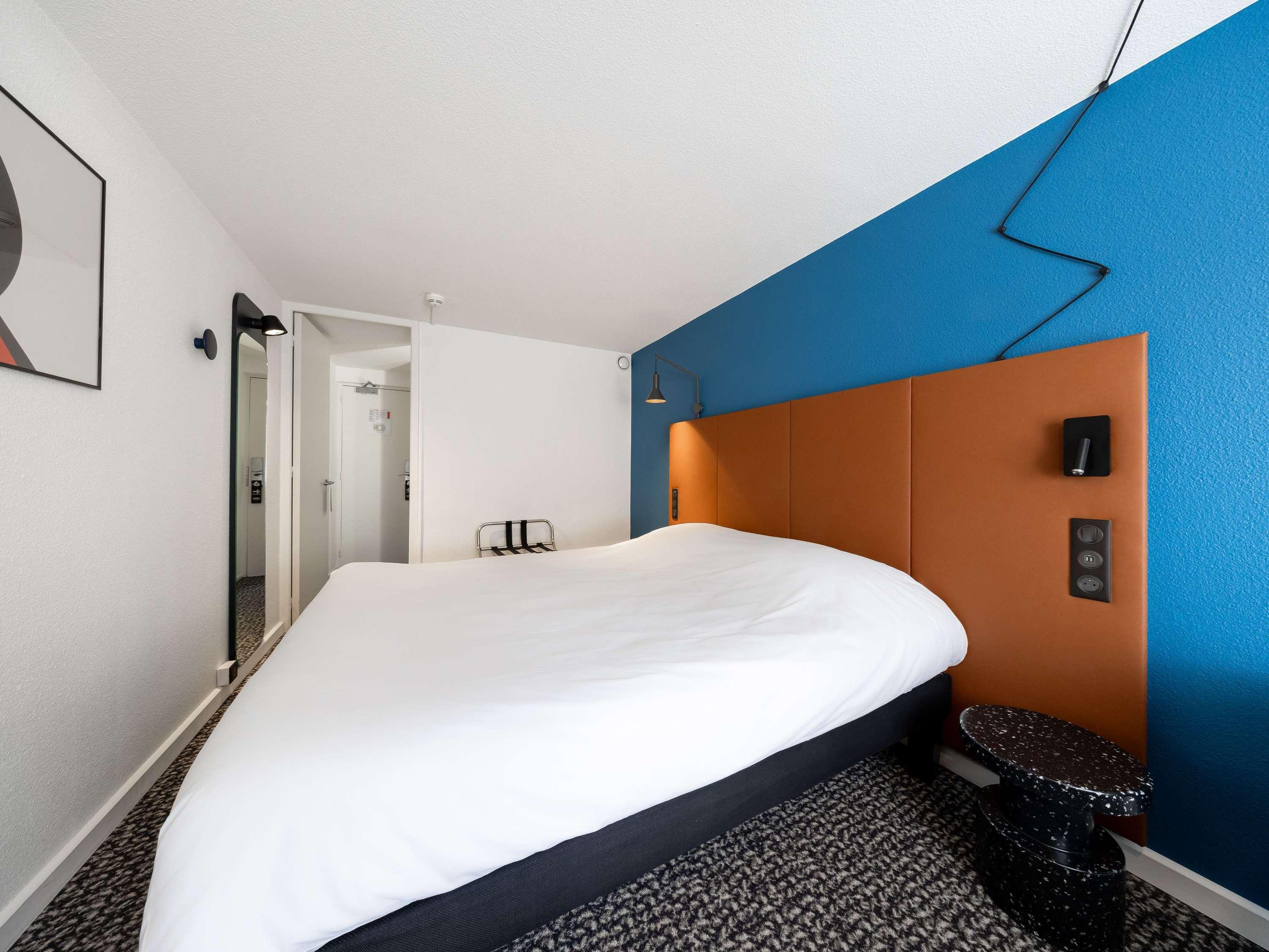 ROOM, ACCESSIBLE