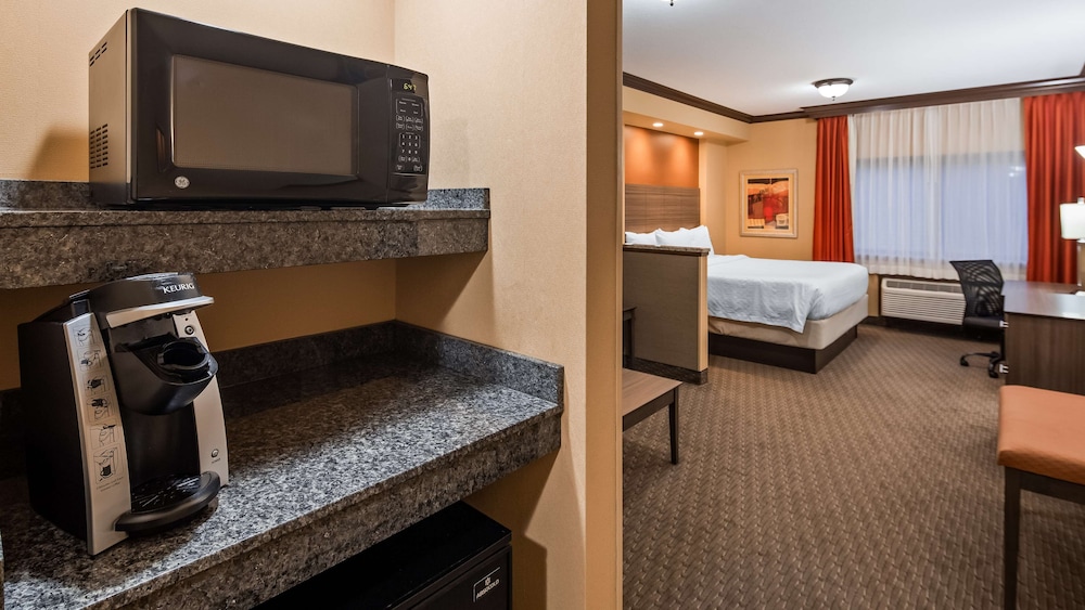 Best Western Plus North Canton Inn & Suites 36/62