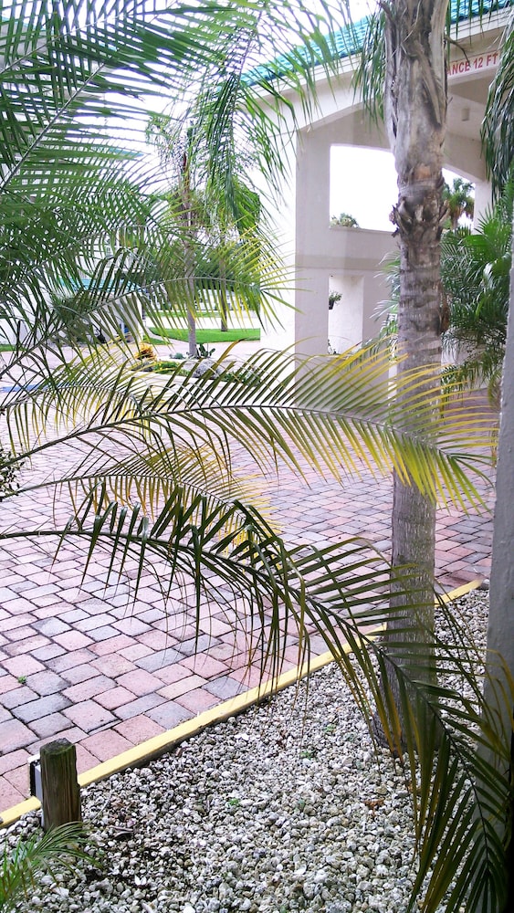 Days Inn & Suites by Wyndham Lake Okeechobee 44/50
