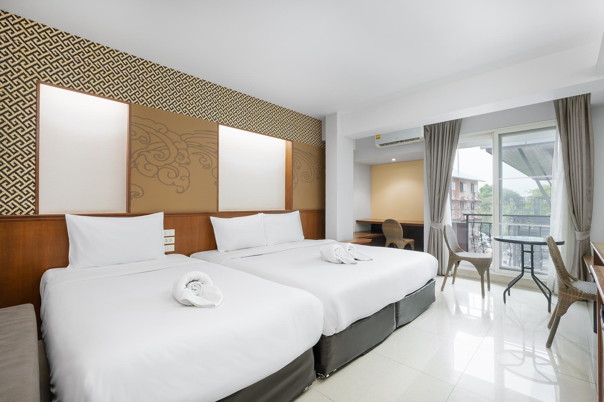 Deluxe, Triple, 1 King and 1 Single Beds