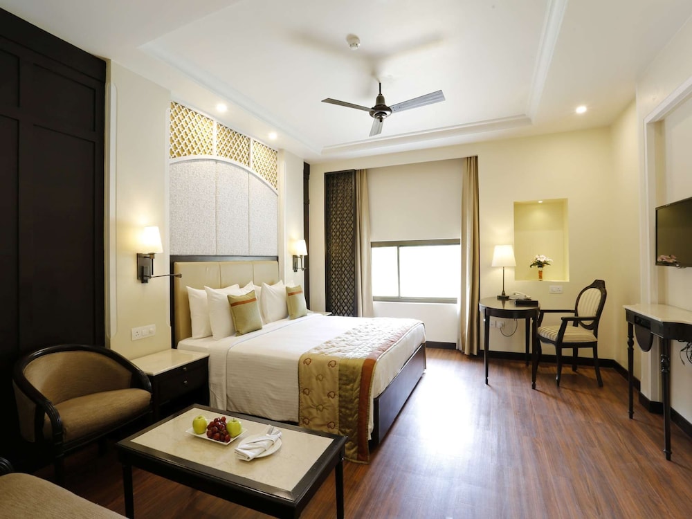 La Place Sarovar Portico Lucknow 24/55