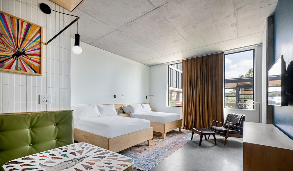 ROOM, DOUBLE BED