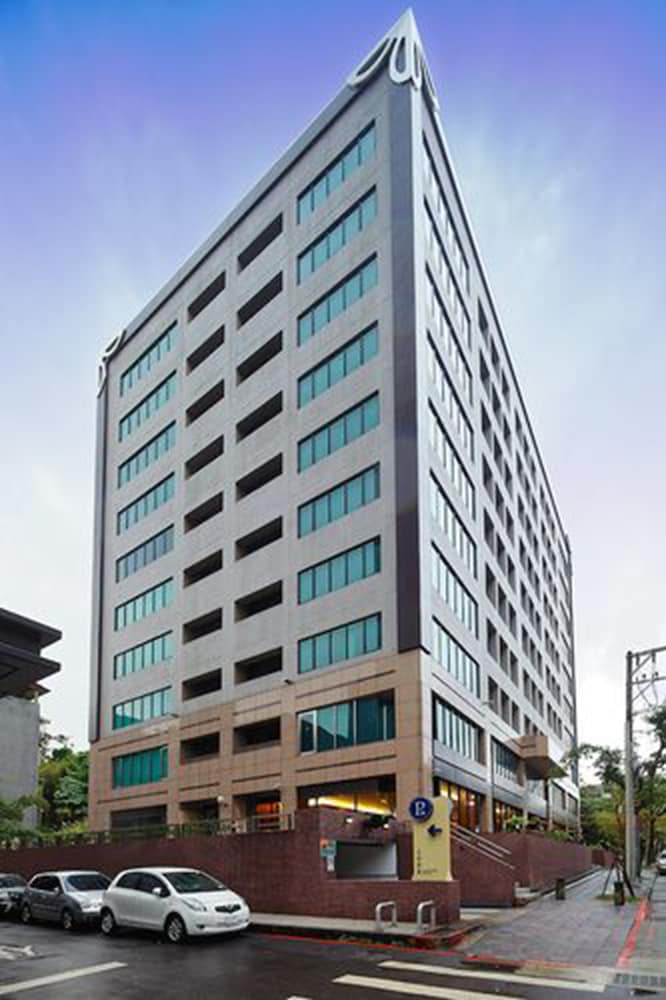La Maison Hotel 50/64