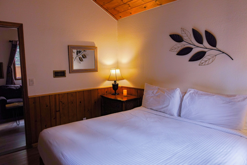 Sleepy Hollow Cabins and Hotel 15/50