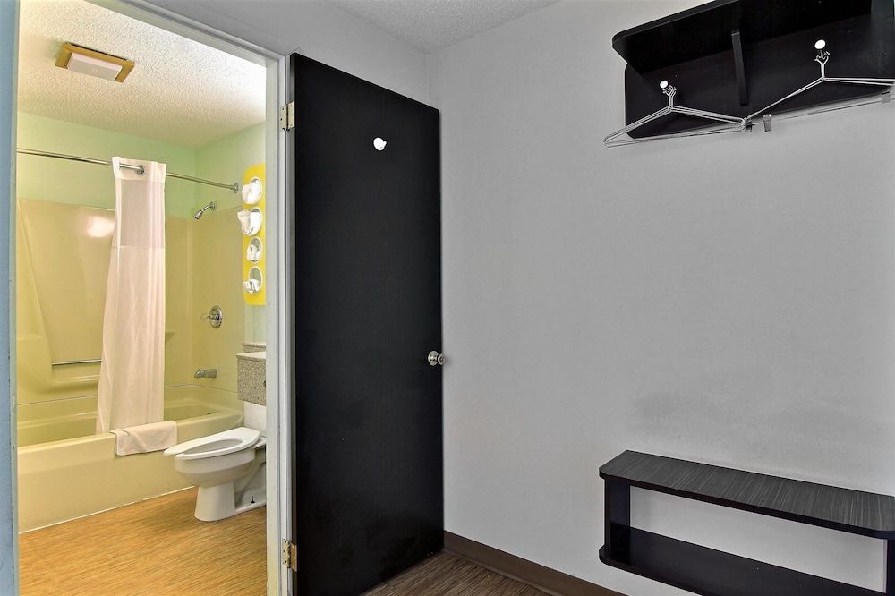 Motel6 Gilman, IL 50/50