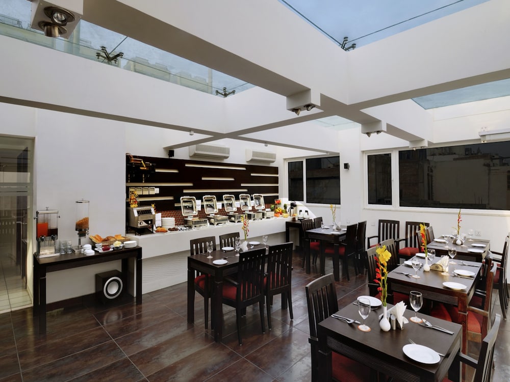 Godwin Deluxe Hotel 52/64
