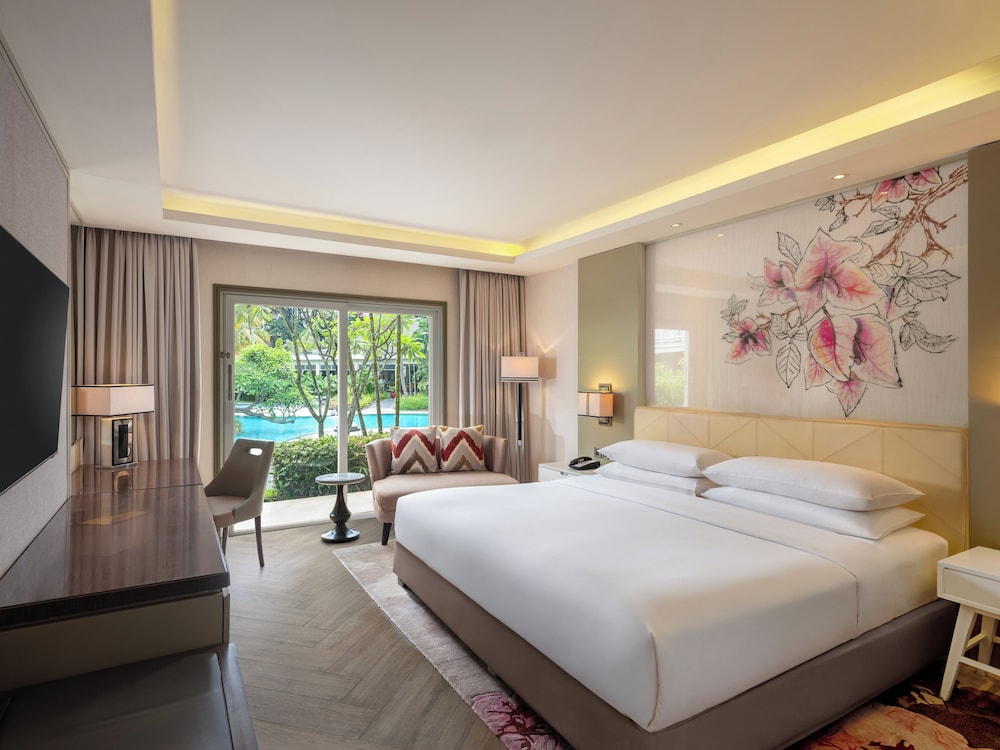 Deluxe, King Bed, Pool Access