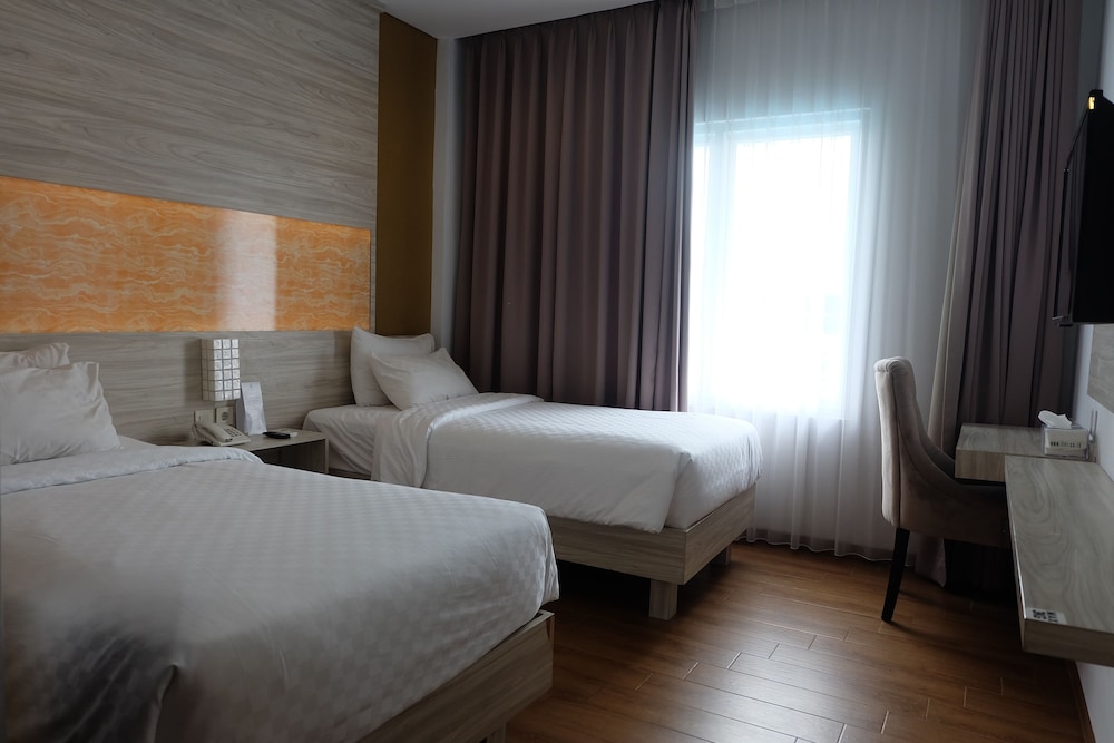 Front One Akshaya Hotel Karawang 26/61