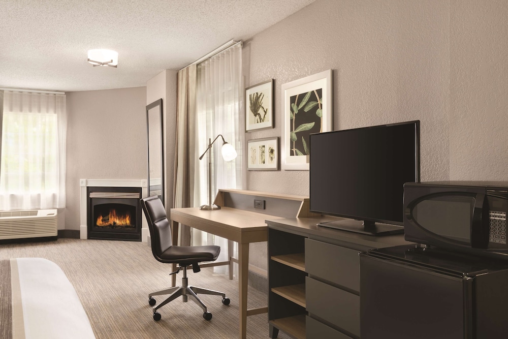 Country Inn & Suites by Radisson, Pigeon Forge South, TN 39/40
