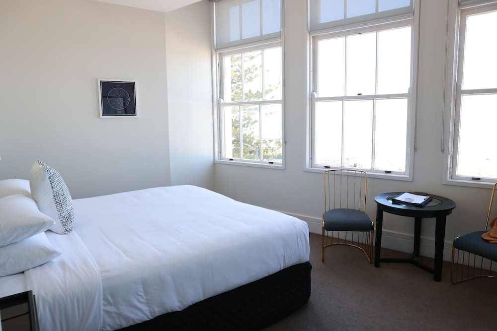 Pacific, King Bed