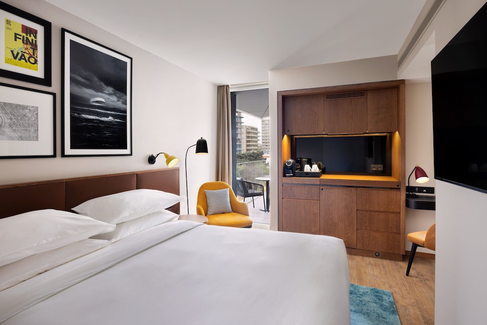 Superior, King Bed, City View, Balcony