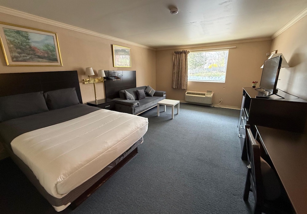 Deluxe, Queen Bed, Hill View, Sofa