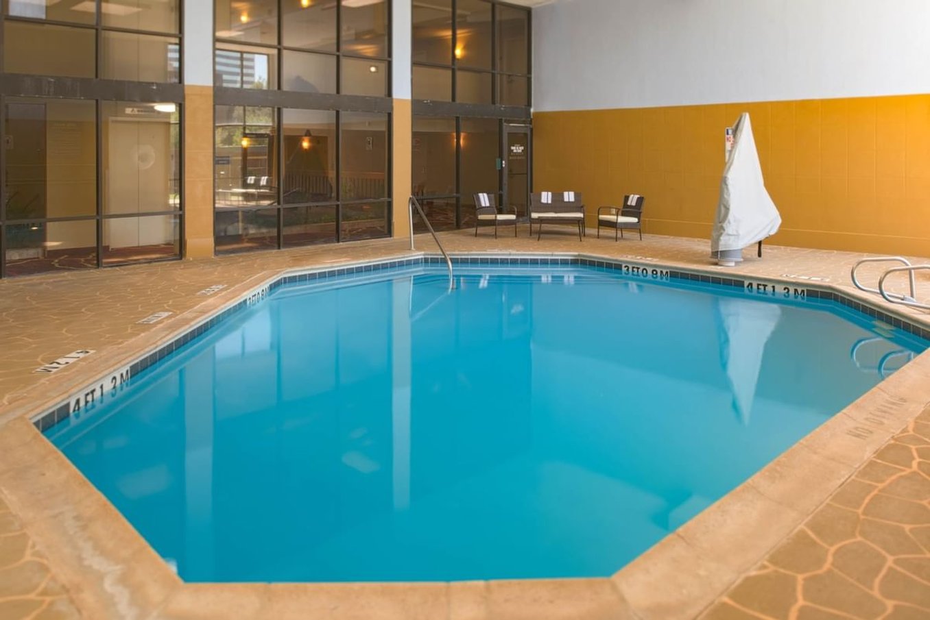 MCM Elegante Hotel & Suites 16/37