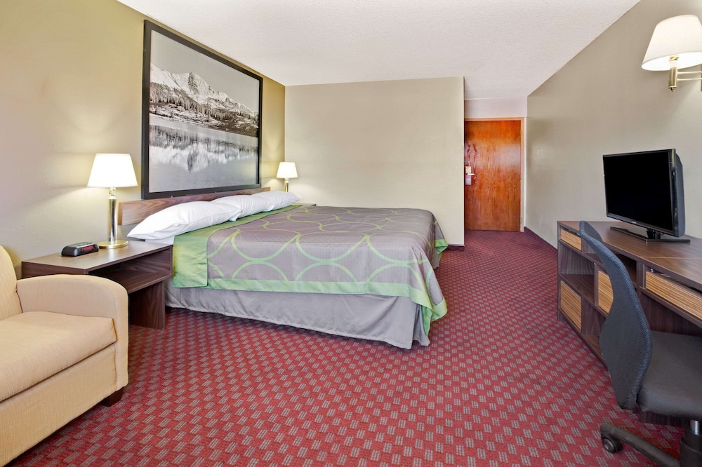 Super 8 by Wyndham Longmont/Del Camino 10/22