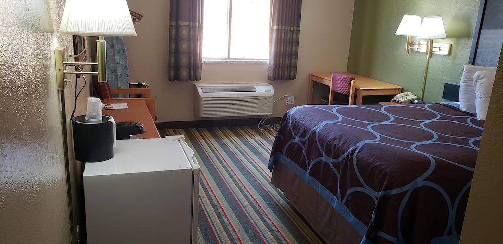 Super 8 By Wyndham Champaign 23/52