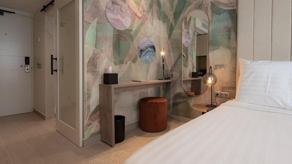 ROOM, QUEEN BED, CITY VIEW