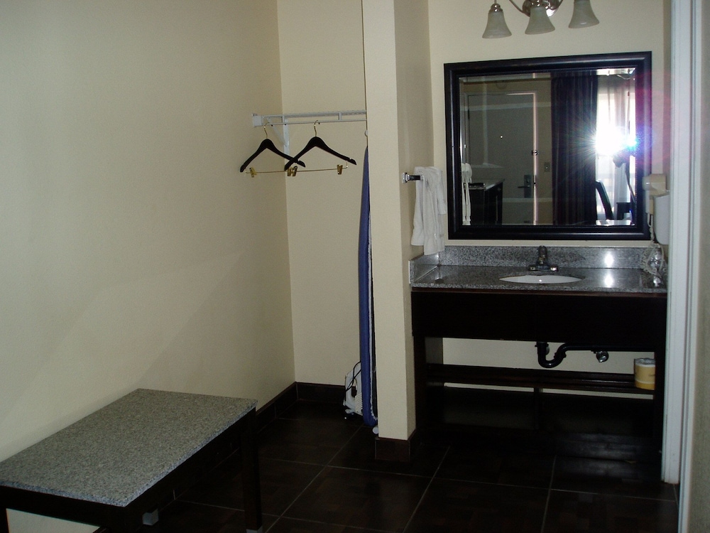 Rockview Inn And Suites 33/54