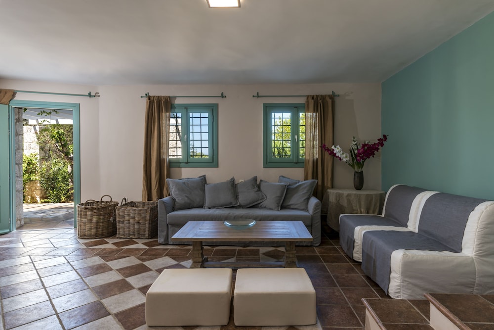 Electra Beachfront Villa 17/50