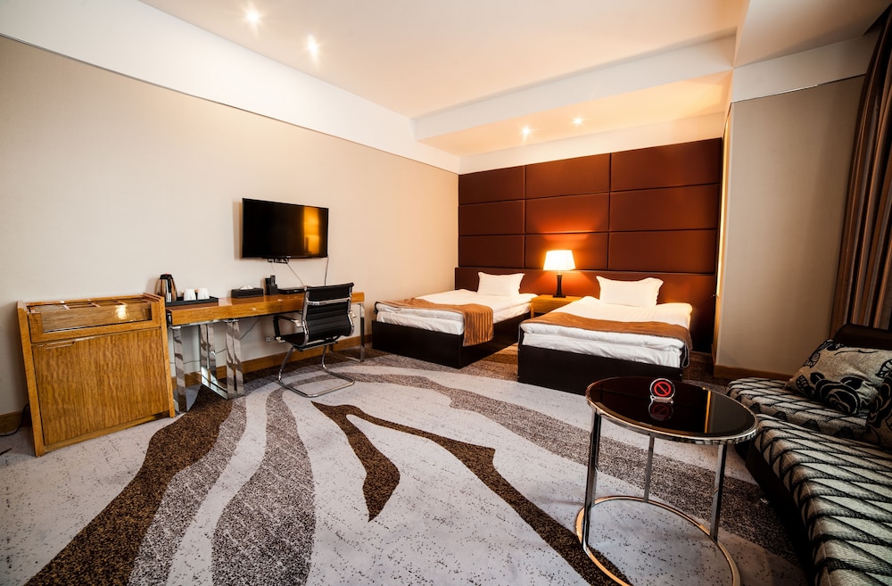 Absolute Hotel 12/31