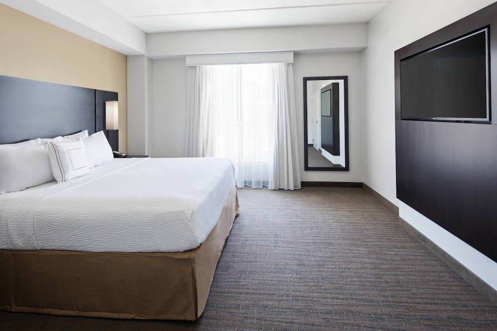 1 BEDROOM, SUITE