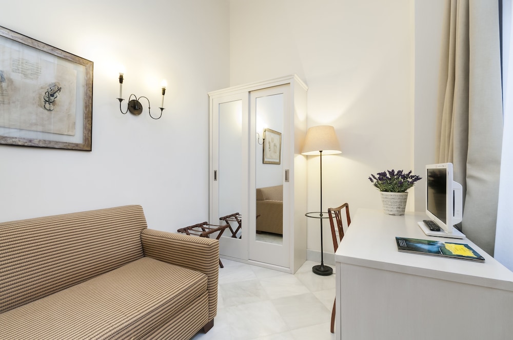 Amadeus Hotel Sevilla 68/87