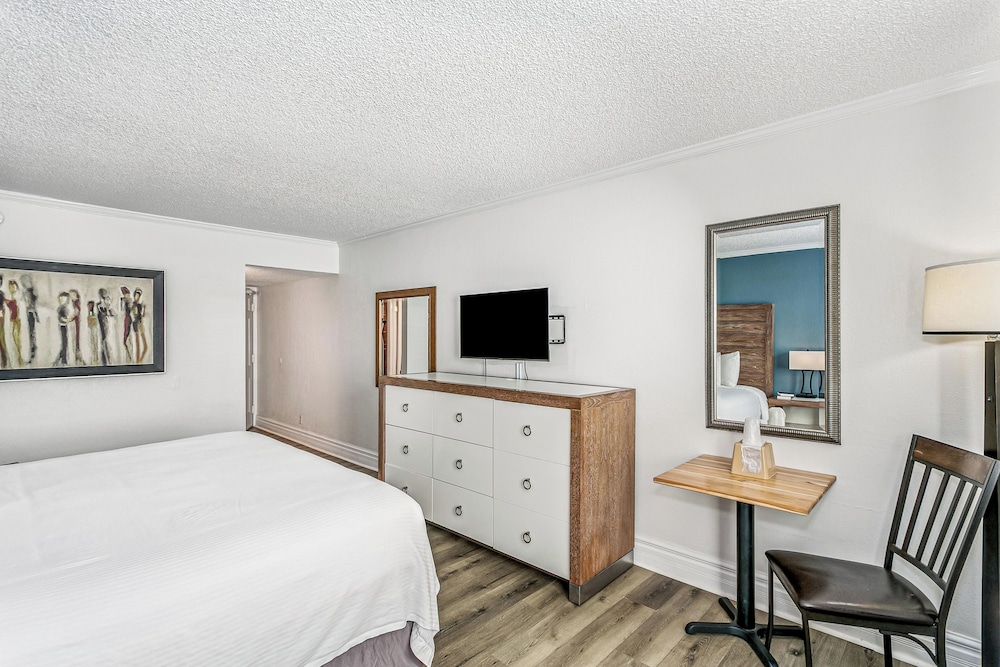MINI, SUITE, KING BED, EXTERIOR ENTRANCE