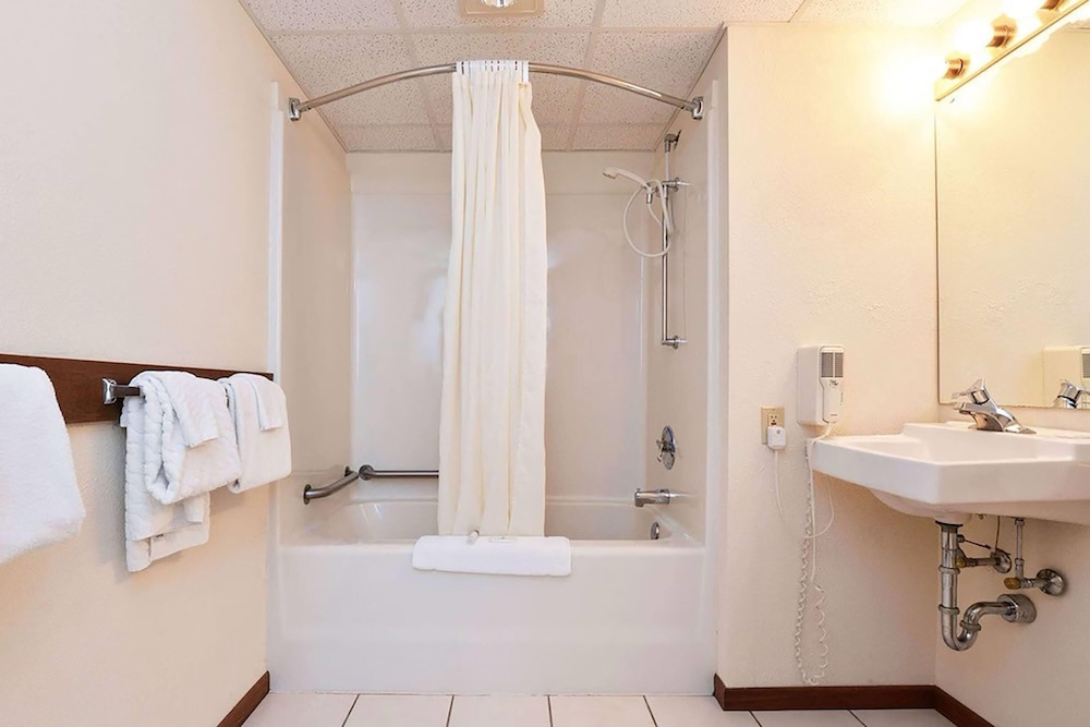 Travelodge by Wyndham Ishpeming/Marquette 48/49
