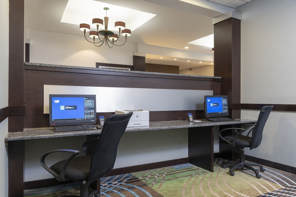 Holiday Inn Express Hotel Suites New Philadelphia 54/66