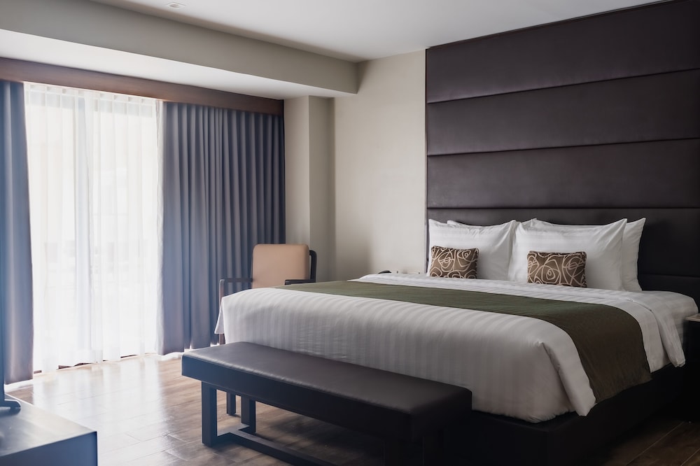 EXECUTIVE, KING BED, BATHTUB