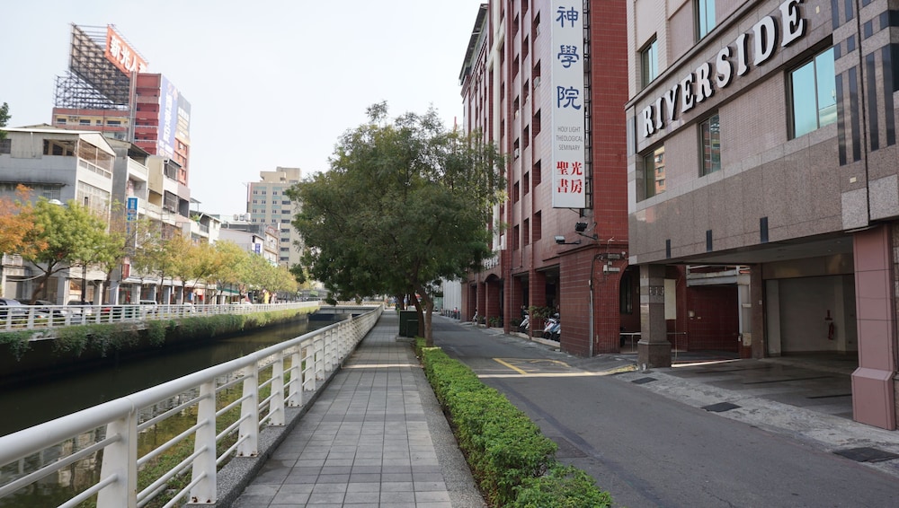 Riverside Hotel 40/50