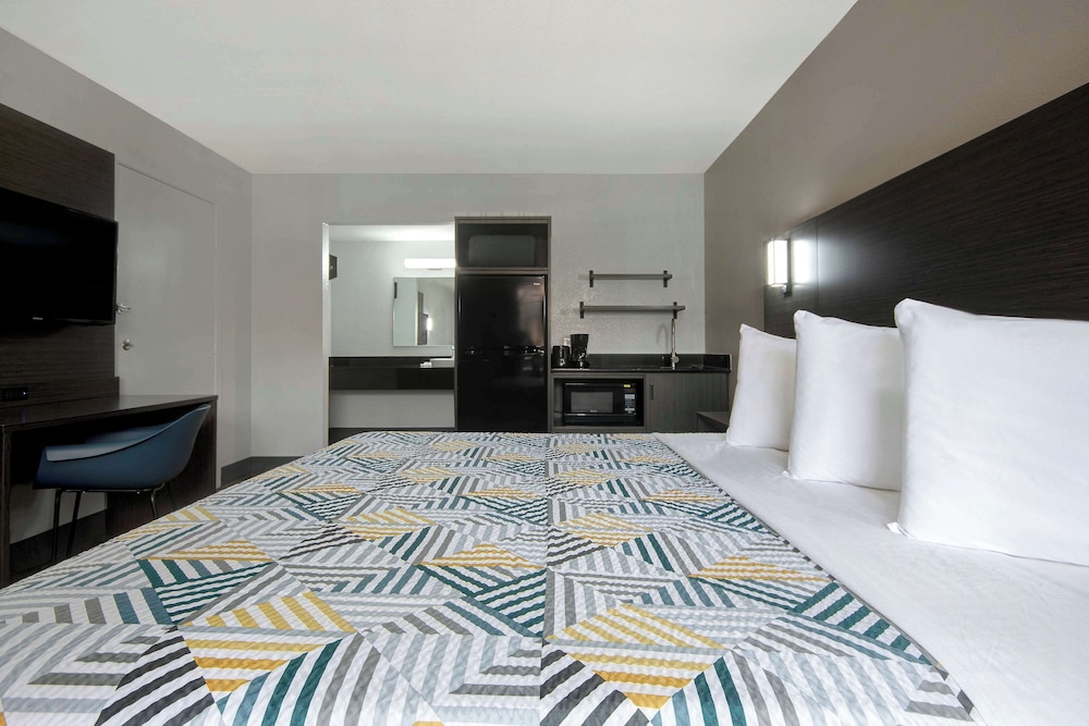 STANDARD, KING BED, KITCHEN