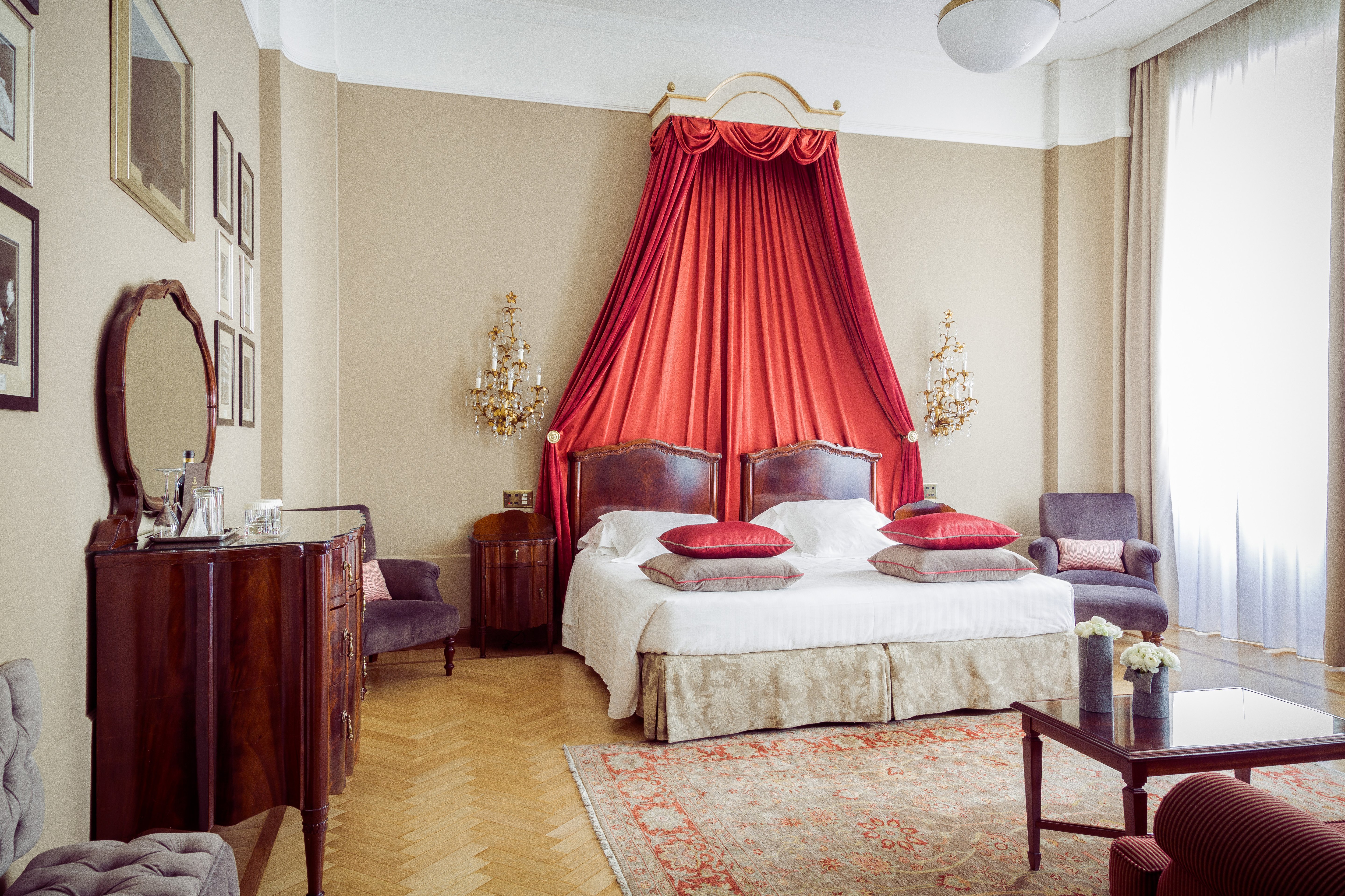 EXECUTIVE, SUITE