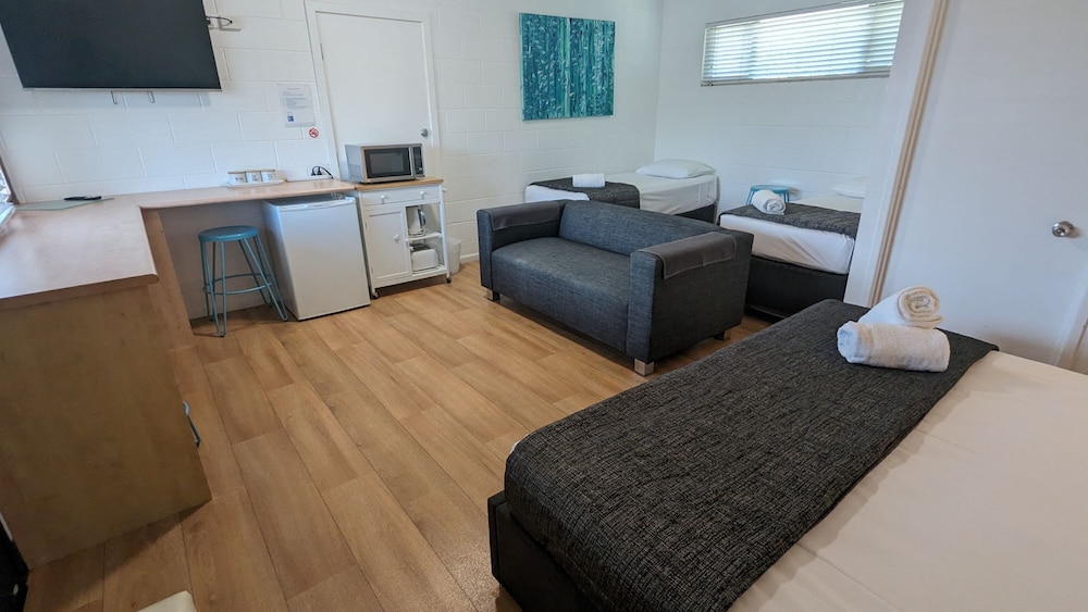 Moffat Beach Motel 36/62