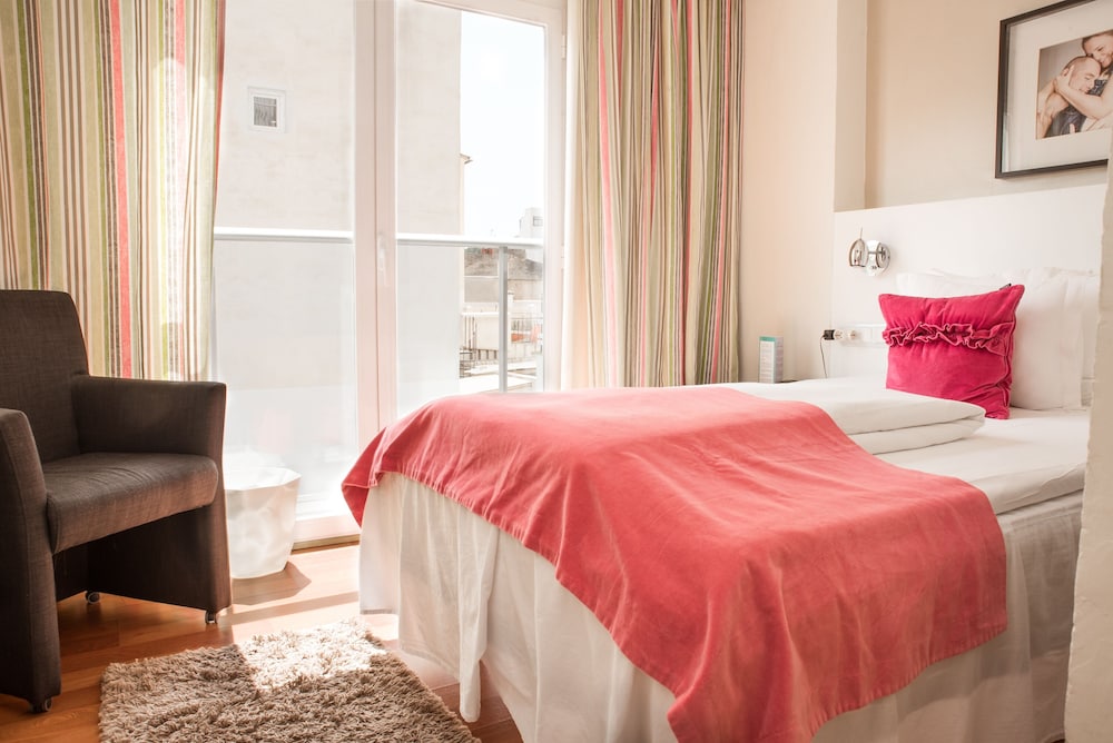 ROOM, SINGLE