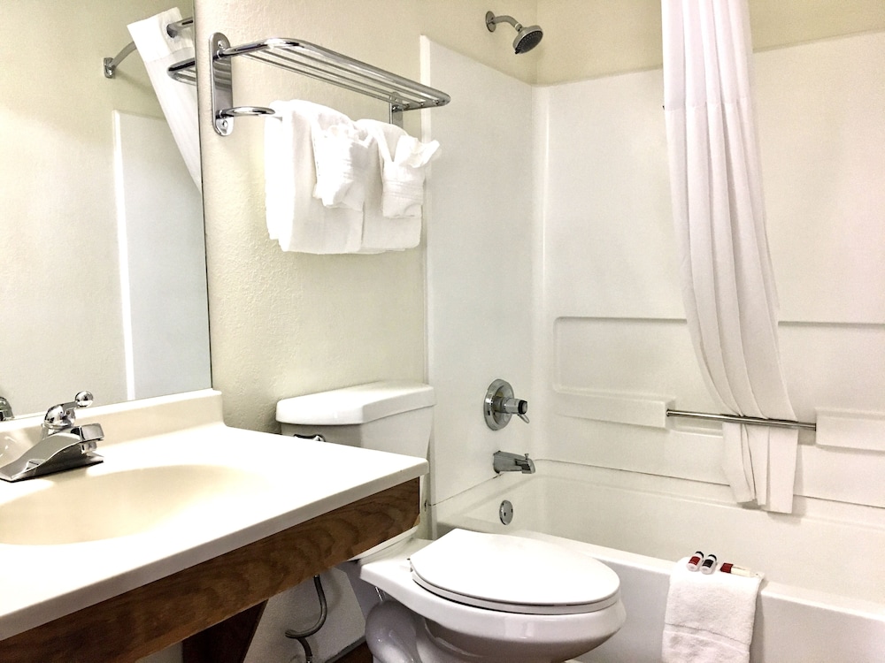 Days Inn Suites By Wyndham Traverse City 46/50