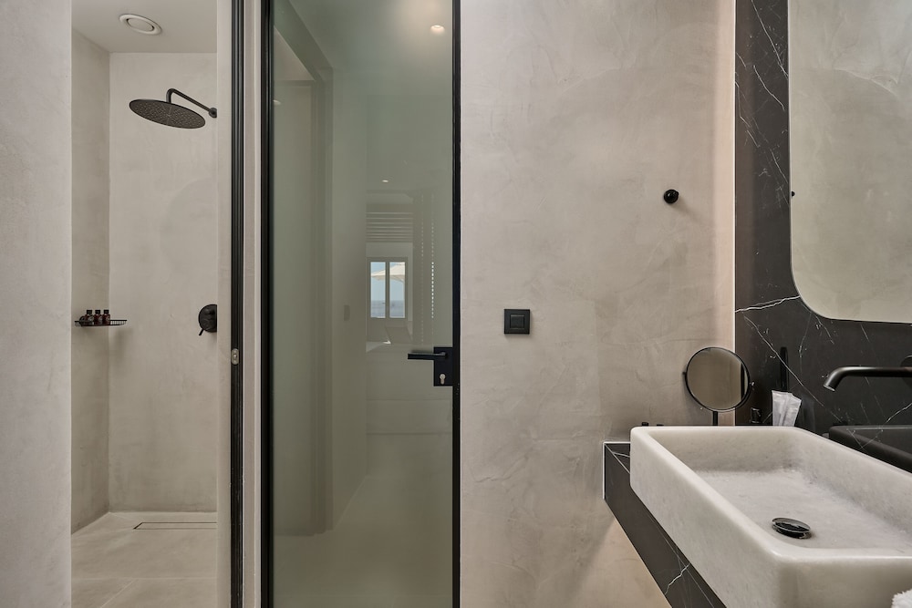 Ios Grand Pool Suites 48/50