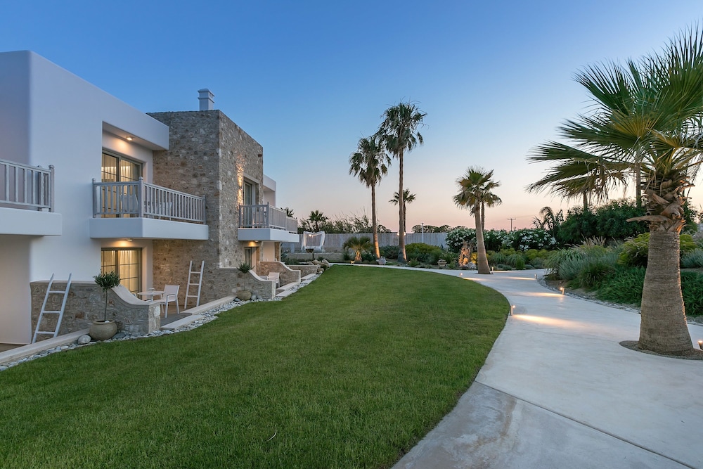 White Pearls Luxury Suites - Adults Only 55/69