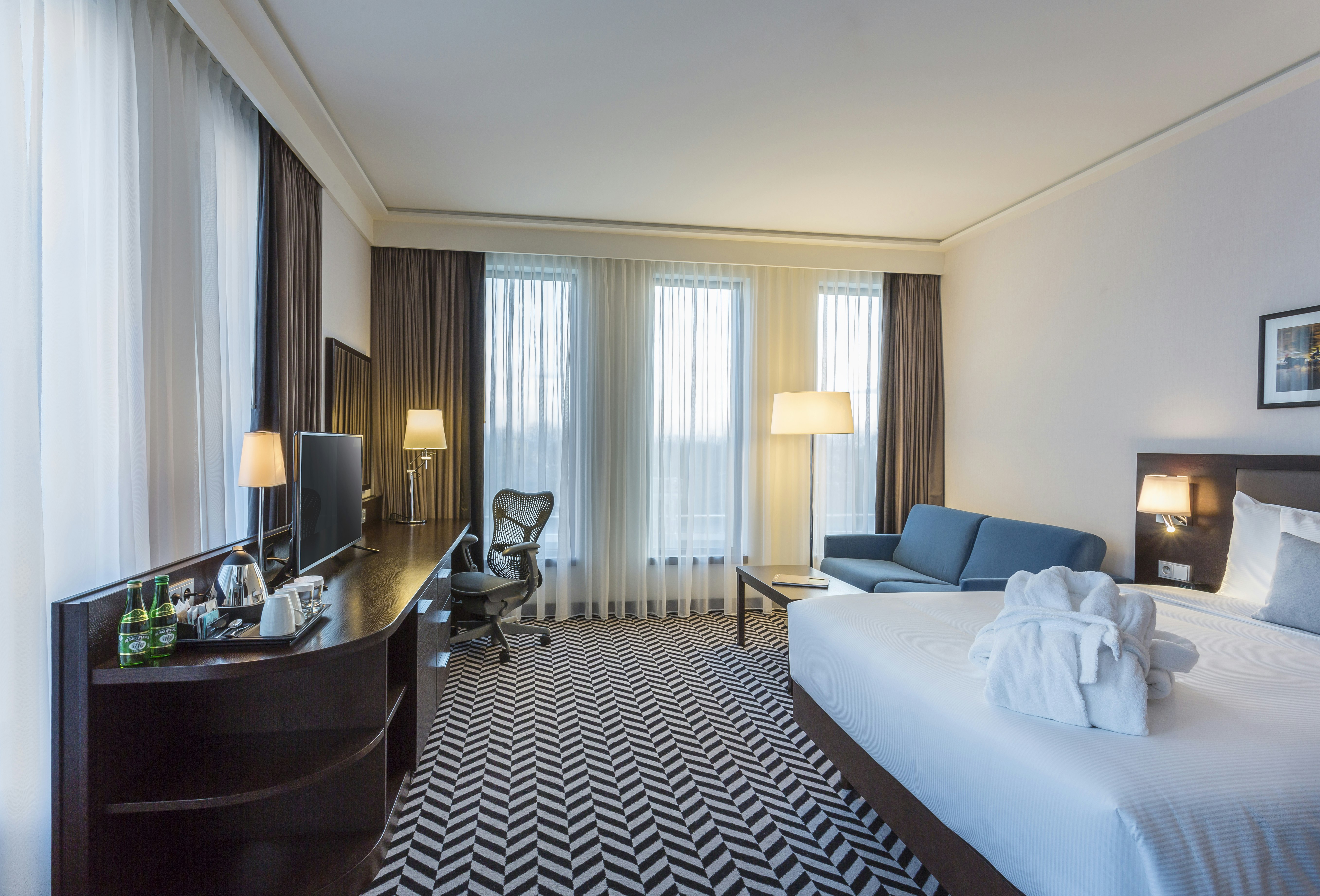 ROOM, QUEEN BED, CORNER