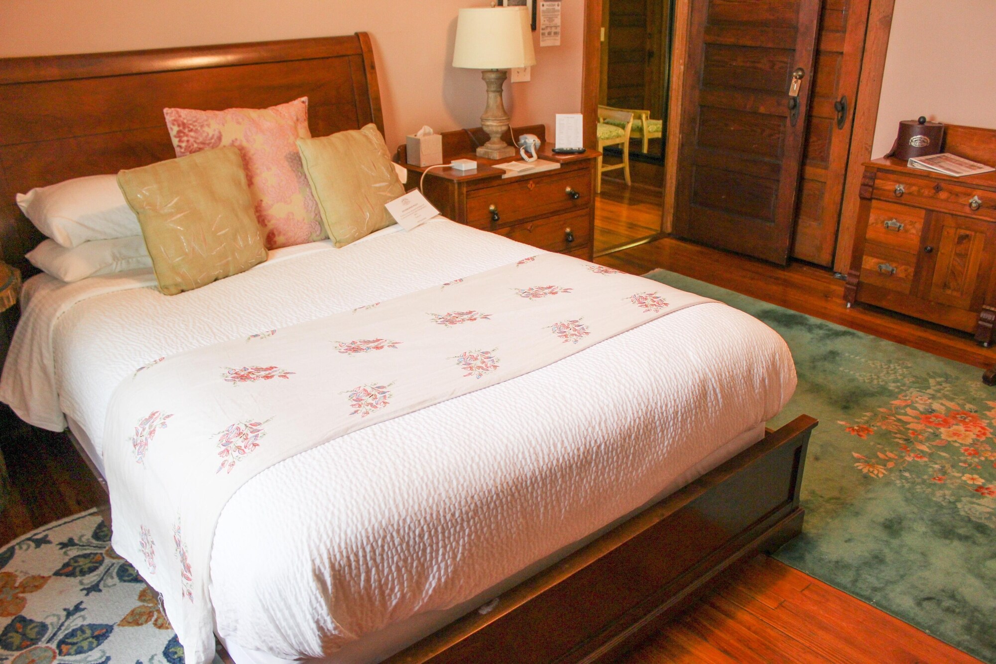 Cottage, King and Queen Bed, 2 Sofa, Pet Friendly
