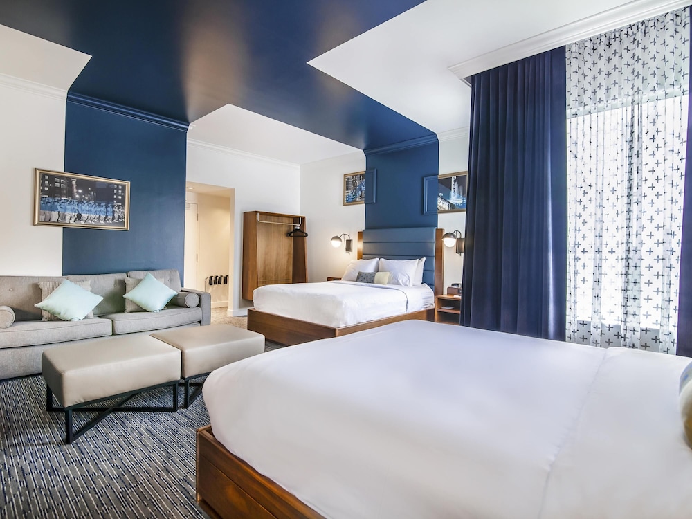 JUNIOR SUITE, 2 QUEEN BEDS, CITY VIEW, SOFA