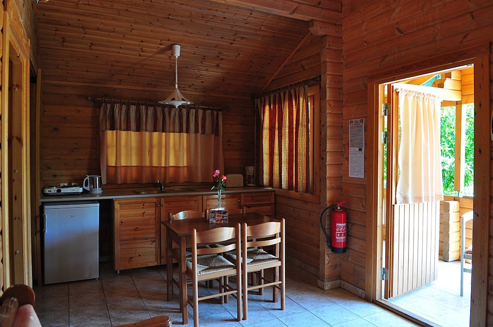 Sandys Studios Apartments And Log Villas 12/46