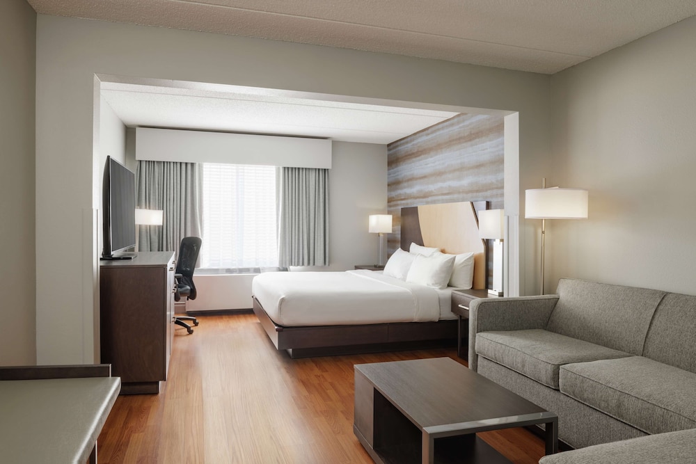 Hotel Trilogy Albany Airport, Tapestry Collection by Hilton 10/30