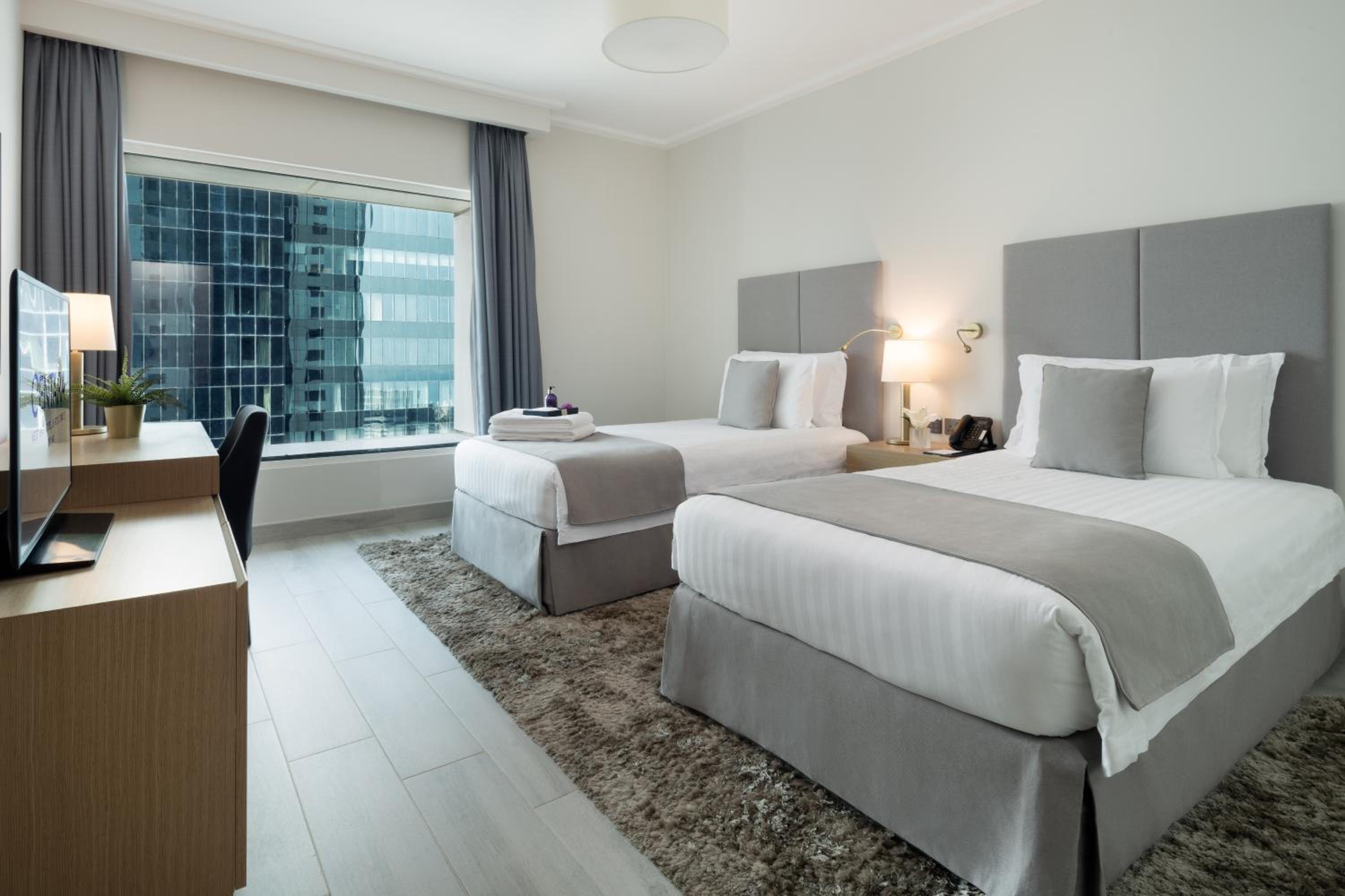 إقامة تنفيذية بسرير كينج بـ3 غرف نوم بإطلالة جزئية على البحر، Centara West Bay Hotel and Residences Doha 2/5