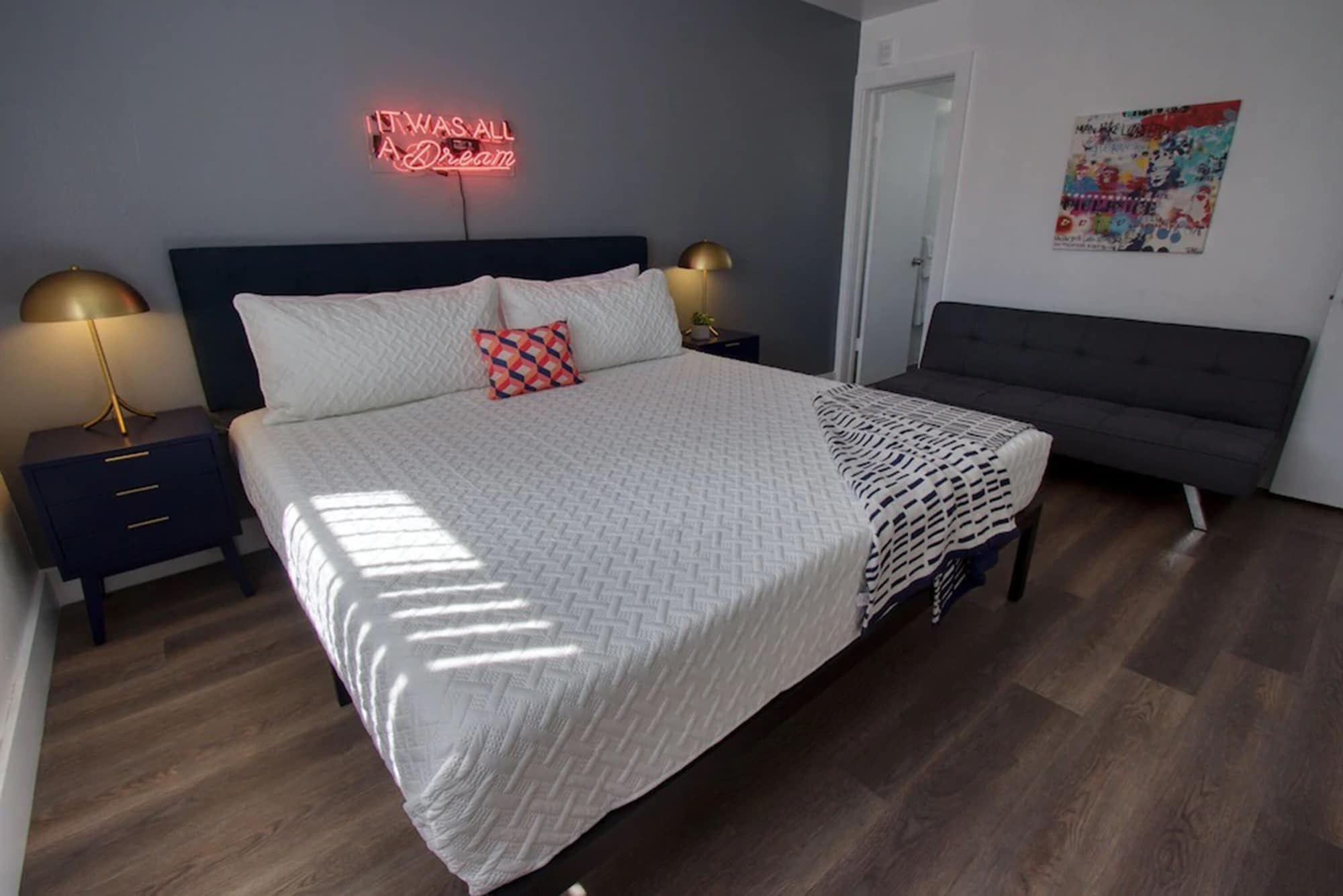 DESIGN, APARTMENT, KING BED, CITY VIEW, SOFA, BALCONY