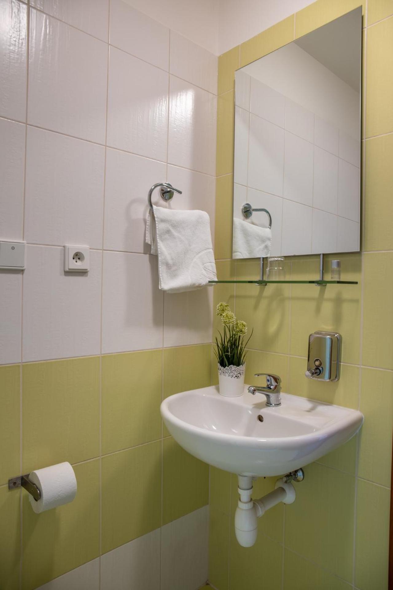 Kanarek Hotel 46/50