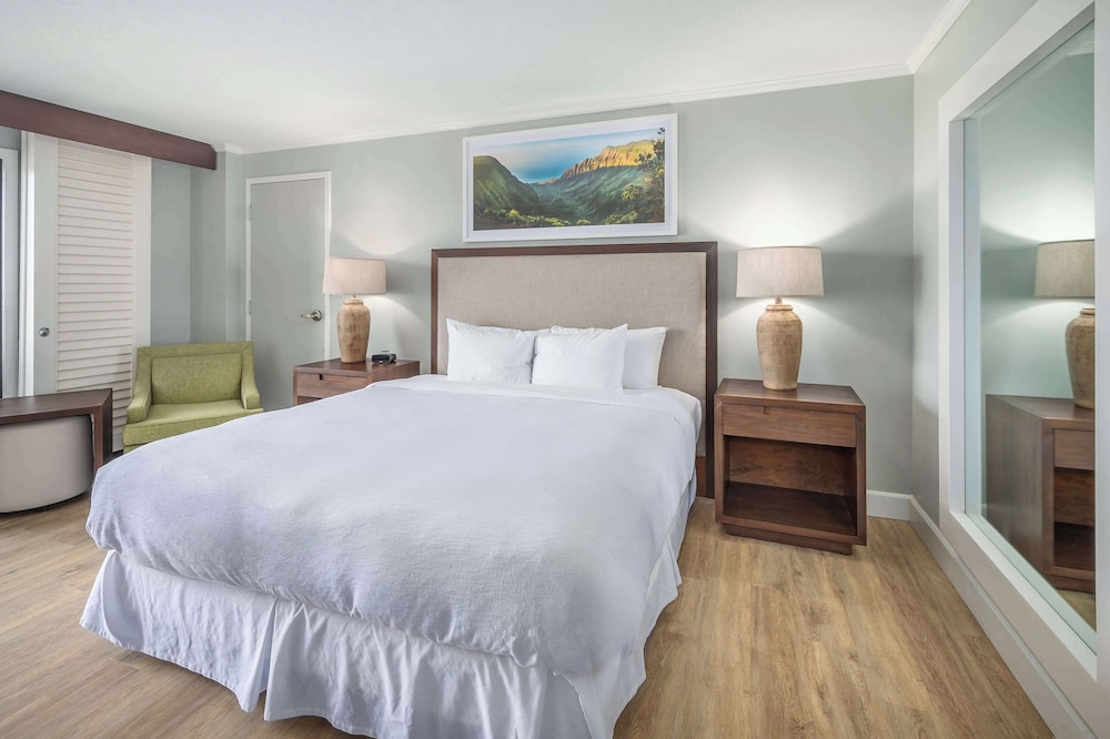Premium, King Bed, Pool and Ocean View 7/13