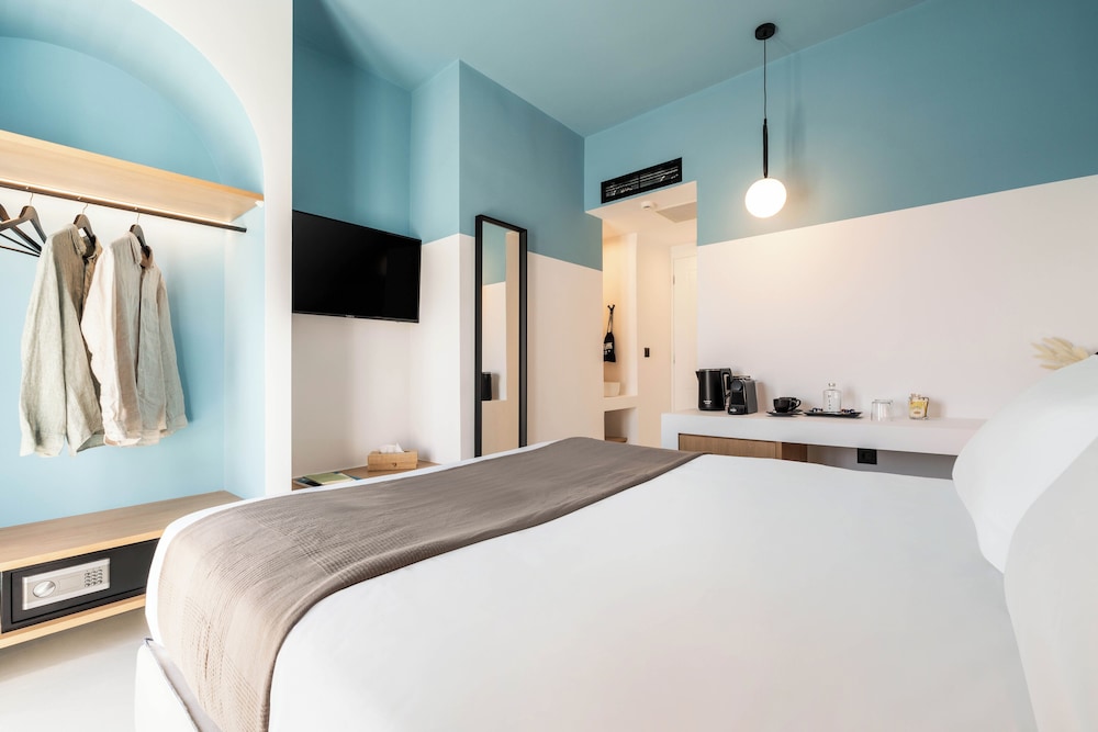 Play Paros, a member of Brown Hotels 20/62