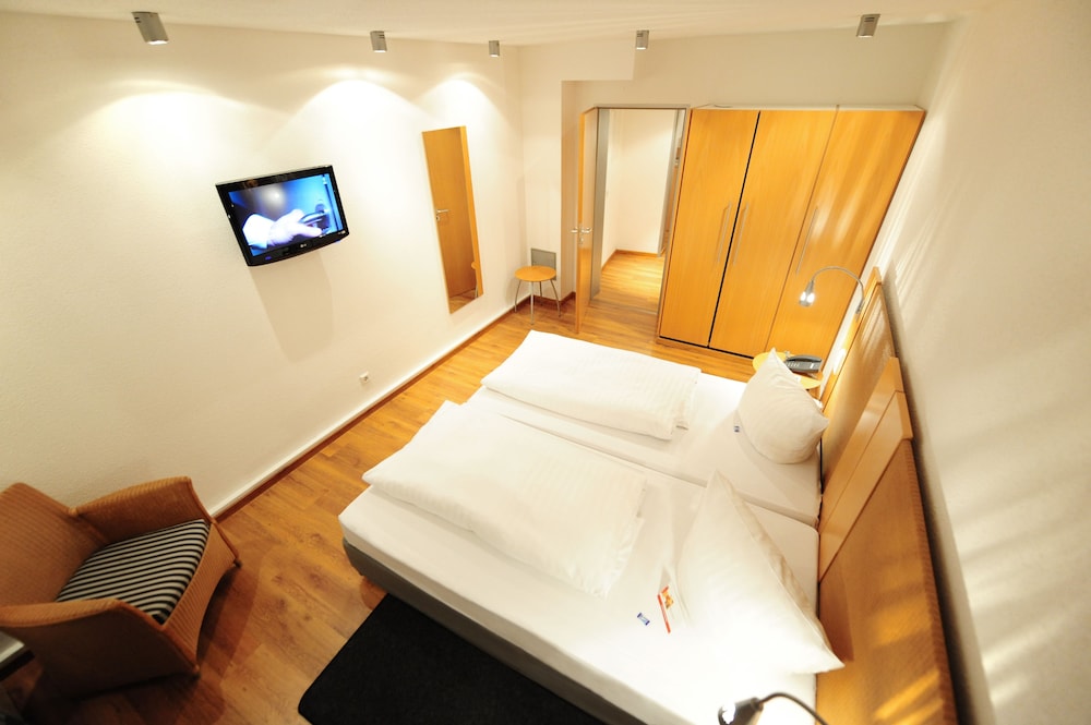 Hotel Amadeus 11/72