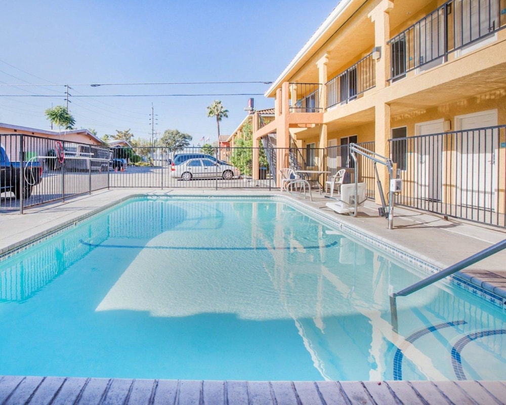Econo Lodge Inn & Suites Lodi 20/28