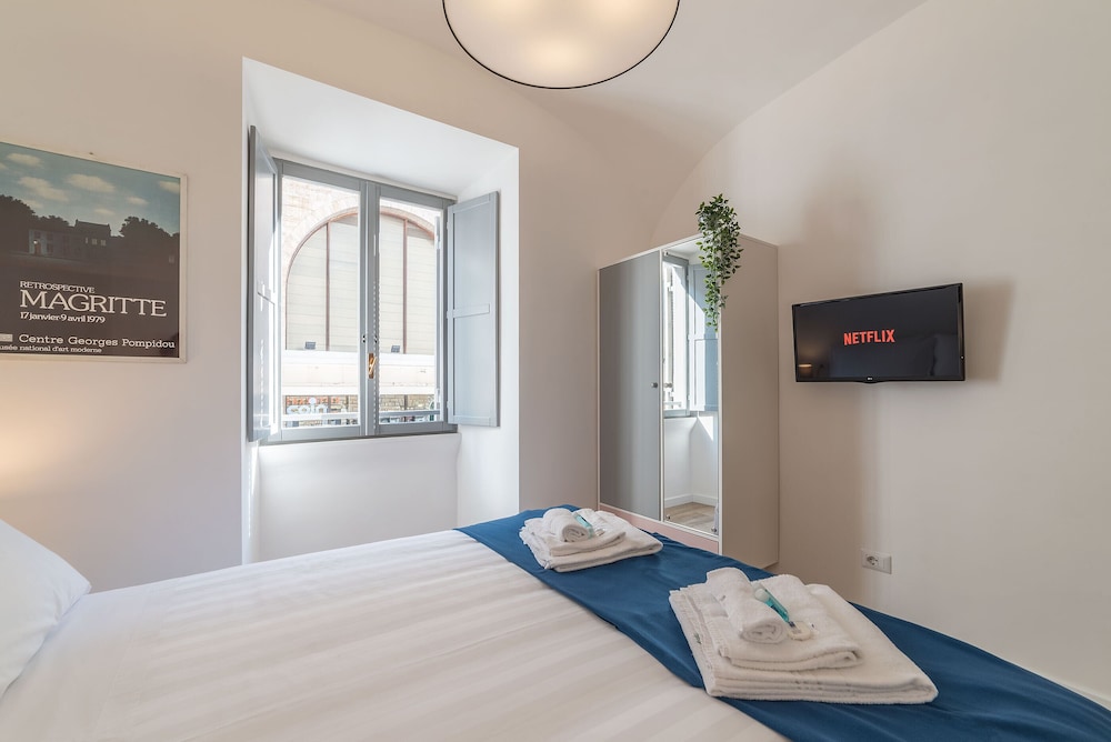 ROOM, DOUBLE BED